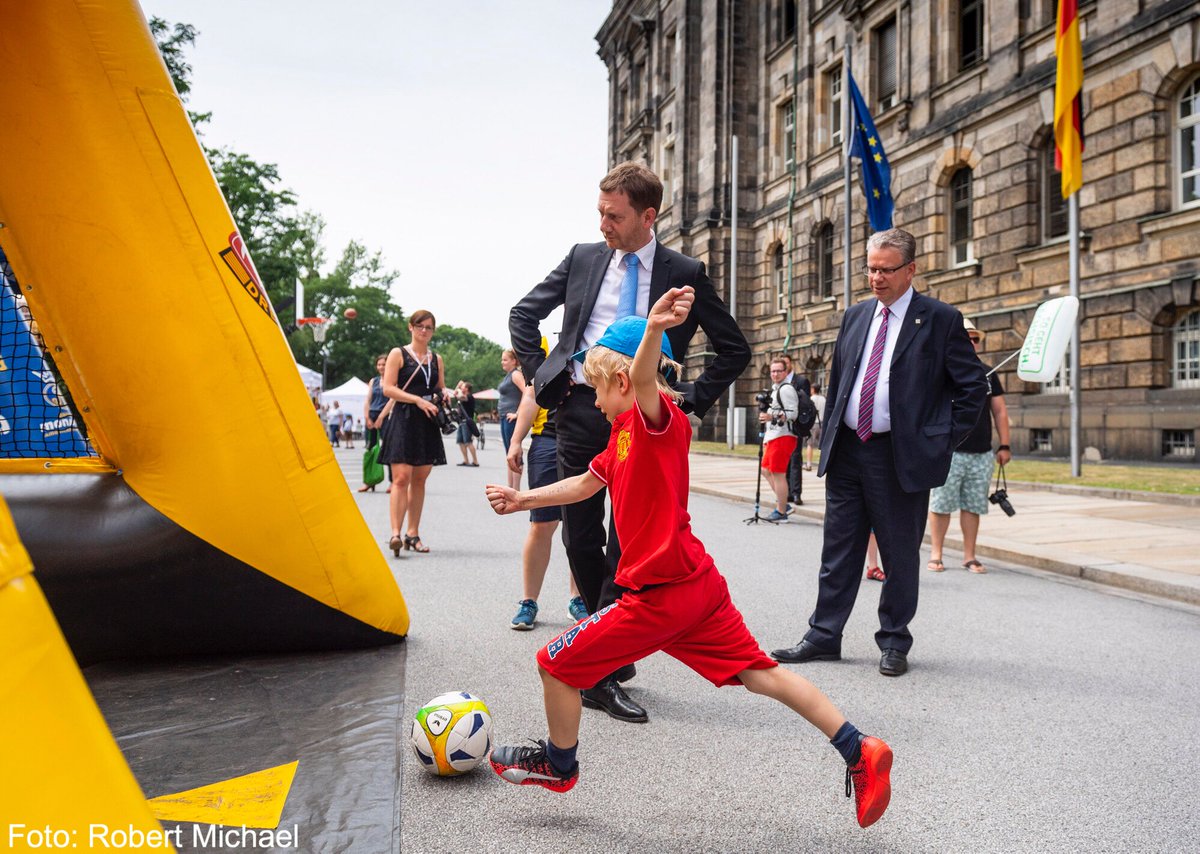 MPKretschmer's tweet photo. Ein toller Tag, zahlreiche Besucher und viele schöne Erinnerungen: Das war das offene Regierungsviertel 2018! Danke an die vielen Besucher, Organisatoren, Mitwirkenden und Helfer! #ToRV18 #Sachsen (SK) https://t.co/5GKdWtYMo9
