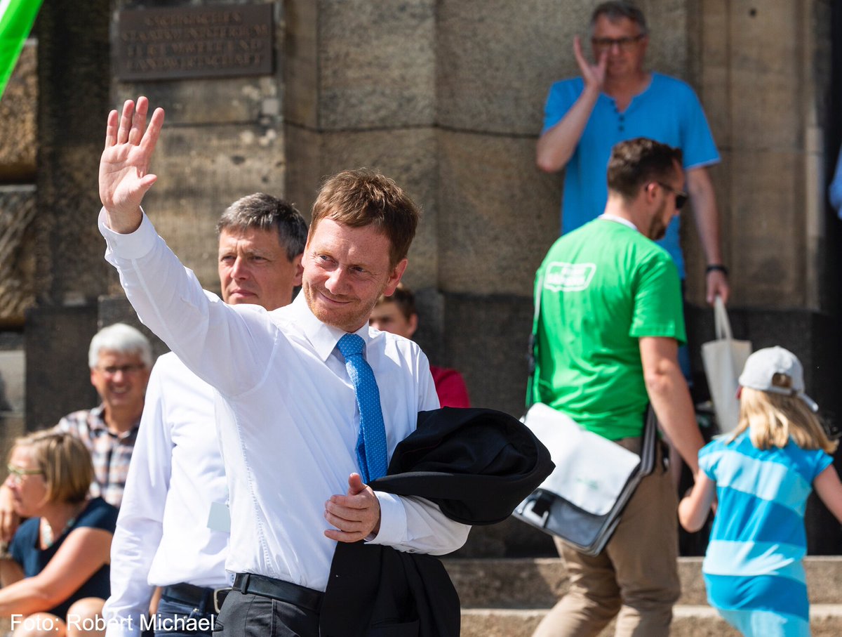MPKretschmer's tweet photo. Ein toller Tag, zahlreiche Besucher und viele schöne Erinnerungen: Das war das offene Regierungsviertel 2018! Danke an die vielen Besucher, Organisatoren, Mitwirkenden und Helfer! #ToRV18 #Sachsen (SK) https://t.co/5GKdWtYMo9