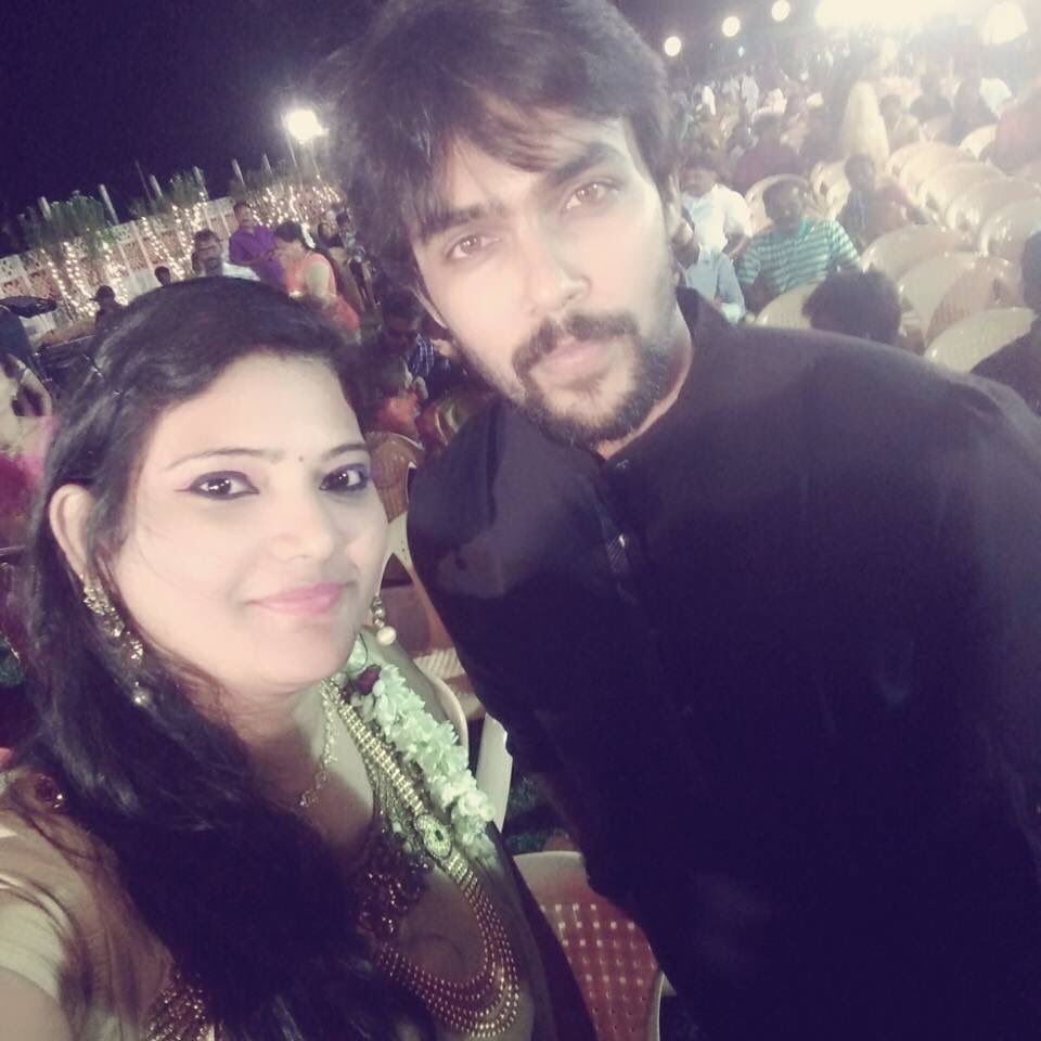 aravism_family's tweet image. @Nafeez_Arav awesome selfie moments with fans at an event.. As usual our handsome hunk looking great in black.. ❤️🤳🏽 #Aravism #AravArmy #AravFamily #Aravians #Arav
