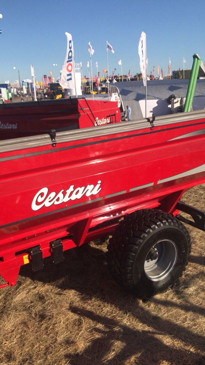 CestariTolvas's tweet photo. Vivimos días impresionantes en AgroActiva . Estuvimos en el stand de #Magriba en #Armstrong . Tenemos mucho material para mostrarles. Esto es solo un adelanto. #Agroactiva2018 #CestariseMuestra #SomosCestari https://t.co/qO5GvpcAu4