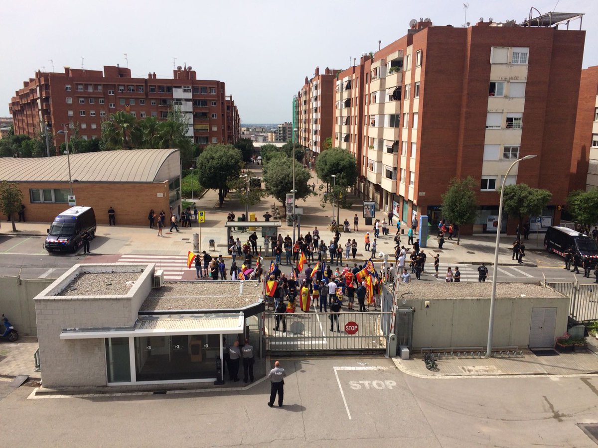 r0b3rt2026's tweet photo. Hola .@tv3cat Segur que hi ha treballadors i treballadores que demà voldrien, des de dins, manifestar-se en contra de l'estampa neo-nazi d'avui a les portes, per molt patètica i llastimosa que aquesta hagi estat. Ho veurem?
#AlertaUltraTV3
https://t.co/4t5K9a7Hd8
#MaiMésFeixisme https://t.co/UBn5XUxukr