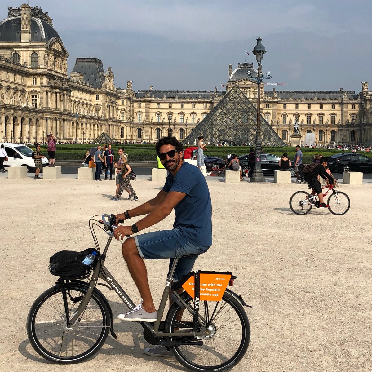 filipe18volei's tweet photo. Uma magrela, brisa no rosto, e muito lugar bacana pra conhecer....Paris by bike!!!!
#paris #bike #turistando #top #queromais #desbravando #niver #amiga https://t.co/TDzTCcO0zw