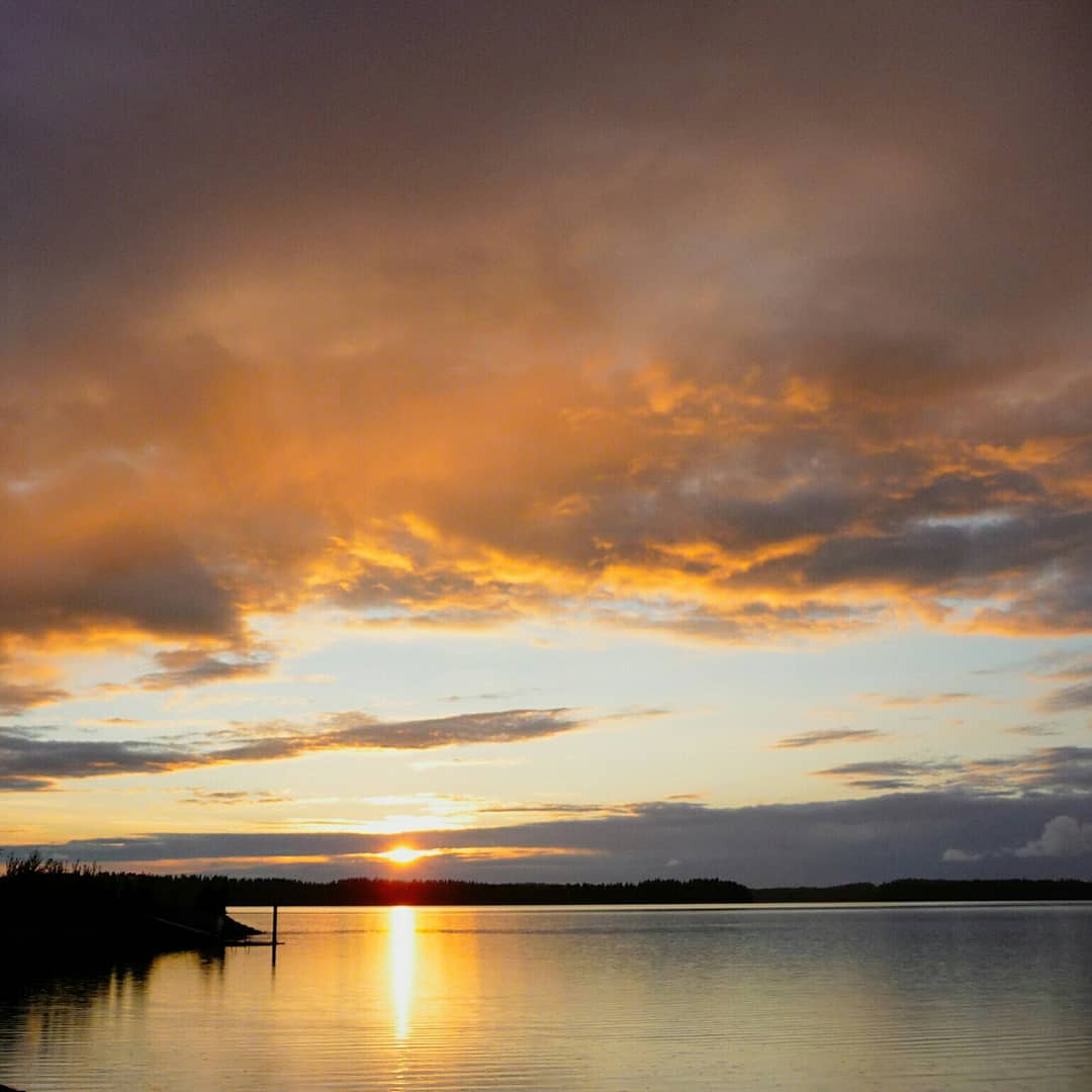 VekkVlog's tweet image. #vekkvlog #sunset #tramonto #rosso #red #cielo #cielorosso #redsky #lake #lago #finlandia #finland #nordeuropa #nord #north #northeurope #europe #europa #picoftheday #fotodelgiorno #ricordi #viaggio #travel #memories #islands #island #aland #alandislands #svezia #sweden