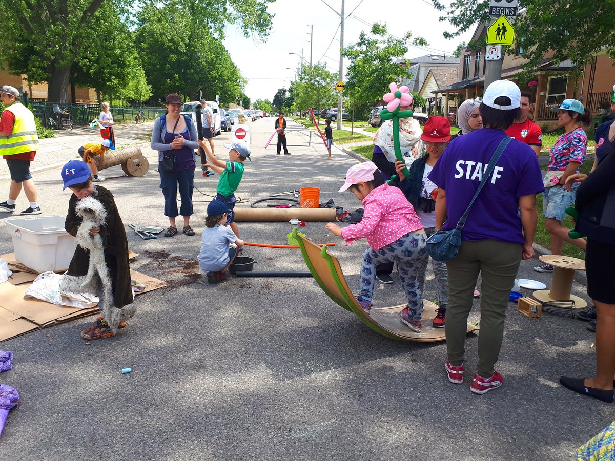 We've taken over Torrens Ave from Pape today with tons of free family-friendly activities, snacks, and a fun outdoor adventure playground! It's a beautiful day to power off and play ☀️🤸‍♀️🌱 #HealthyKidsON #EarthPLAY #EastYork #Danforth #Torontokids #unplug #activeplay