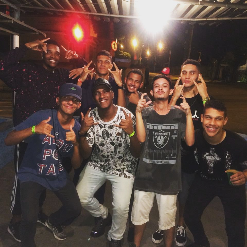 alexxcjr27's tweet photo. Comemorando o aniversário do @27_CRFael e @Matheusvugo #Fml27  😎🥂🍾 https://t.co/R8hggg8i1k