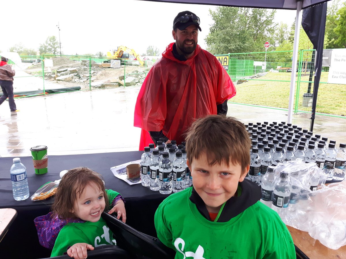 ChelleML's tweet image. Volunteers all ready for the walkers.  #MSWalkYYC