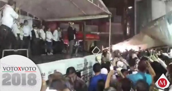 Milenio's tweet image. ▶VIDEO: “¡Calma, calma, ¡no pasa nada! Fue solo la mojada y el susto", cae carpa sobre simpatizantes de #AMLO en #Chiapas mile.io/2sWxGD1