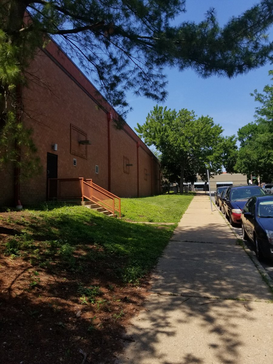 stlouisdsa's tweet photo. If you ever drive down the one-way stretch of Cherokee, you know @SchnuckMarkets is a terrible corporate neighbor who lets piles of trash accumulate behind their building. One of our members led a cleanup so residents across the street don't have to stare at Schnucks' negligence. https://t.co/M5ucBbcrMt