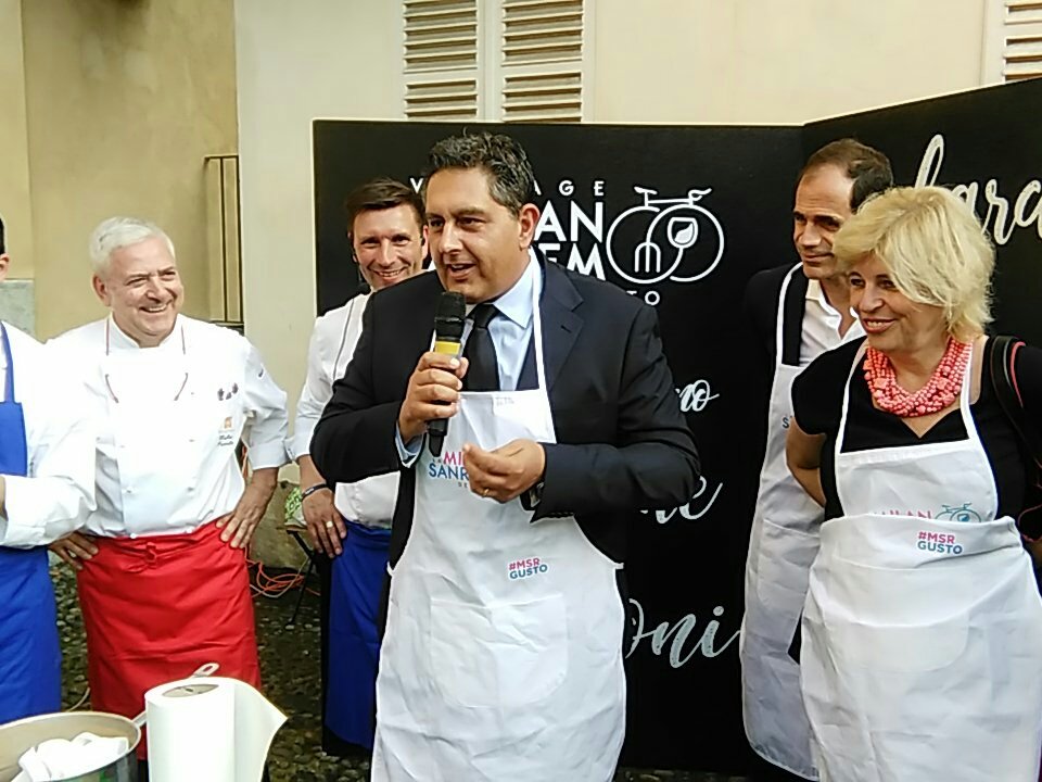 lamialiguria's tweet photo. A #Torino il Presidente @GiovanniToti per celebrare insieme la grande cucina Ligure e Italiana, unica e forte nella collaborazione dei territori #msrgusto #Bocuseoff #lamialiguria #Liguria @GBerrino @torinopiemonte https://t.co/0NGzfLnuWK