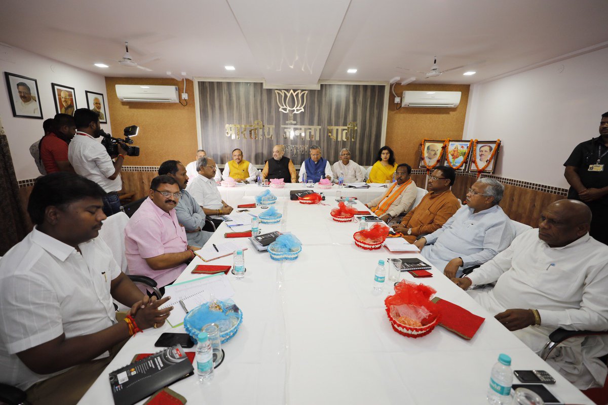 AmitShah's tweet photo. आज अंबिकापुर में छत्तीसगढ़ लोकसभा टोली के साथ बैठक की। https://t.co/ahObL23Xid
