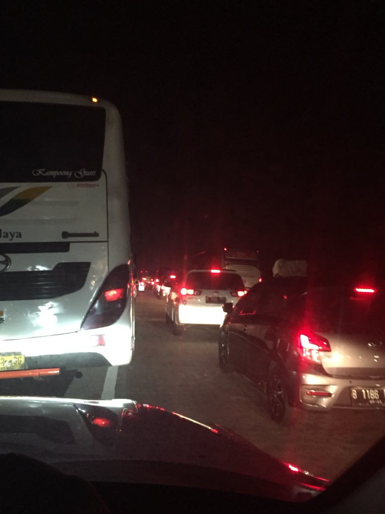 Tol cikopo menuju palimanan padat merayap pada km 178 <a href="/TMCPoldaMetro/">TMC Polda Metro Jaya</a> <a href="/NTMCLantasPolri/">KorlantasPolri.Ntmc</a> <a href="/NTMC_RI/">NTMC</a>