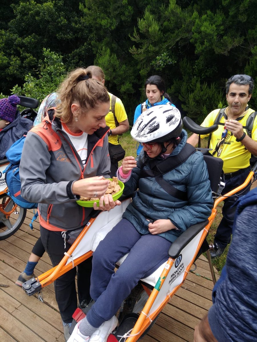 NaturExperience's tweet photo. Hoy guiando una actividad inclusiva para el APA del CEE Inés Fuentes (padres, madres, abuelos, hermanos, amigos...), con la colaboración de @MPT_ONG . #diversidad #repartiendosonrisas #latitudtenerife https://t.co/6pHf5OjRYL