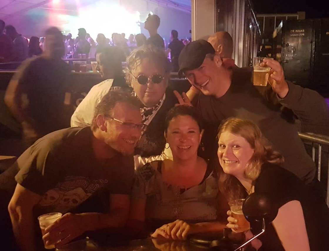 Gisteravond> raddraaiers #SP #Zevenaar @EdvanderSchaft <a href="/BjornZock/">Björn Zock</a> en Lotte van der Velden aan het buurten in #Bemmel #Lingewaard #buurtenindebuurt ✌️😎🍻