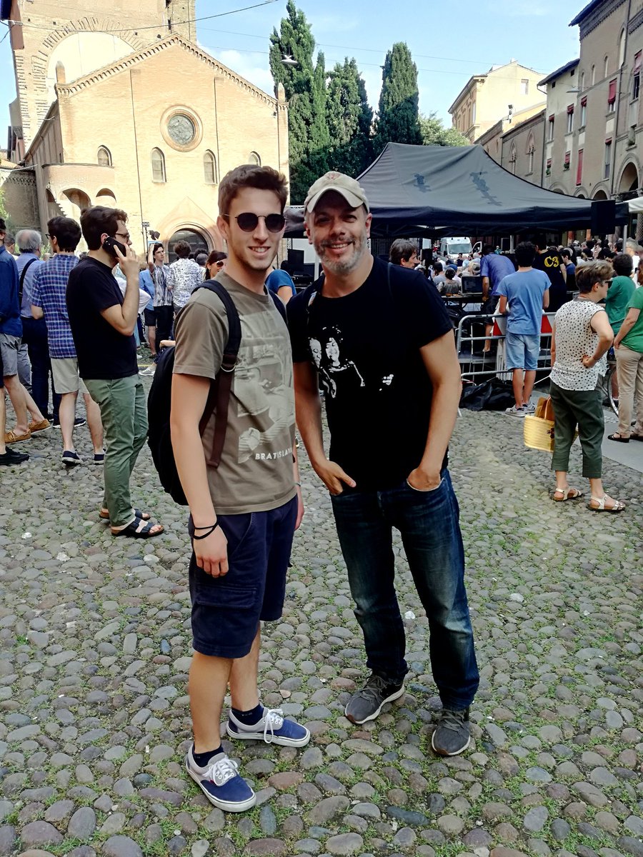 MovArturoEmilia's tweet photo. Incontri non casuali @welikeduel @zdizoro #RepIdee2018 https://t.co/dBqZDgNTjp