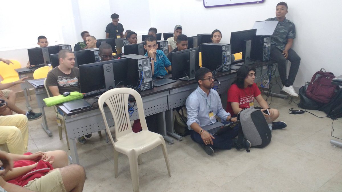 H4ckdo's tweet photo. Seguimos con el taller de @lcamach1 acerca de: lógica matemática con Prolog en #hackdoconf https://t.co/S0StNLupUN