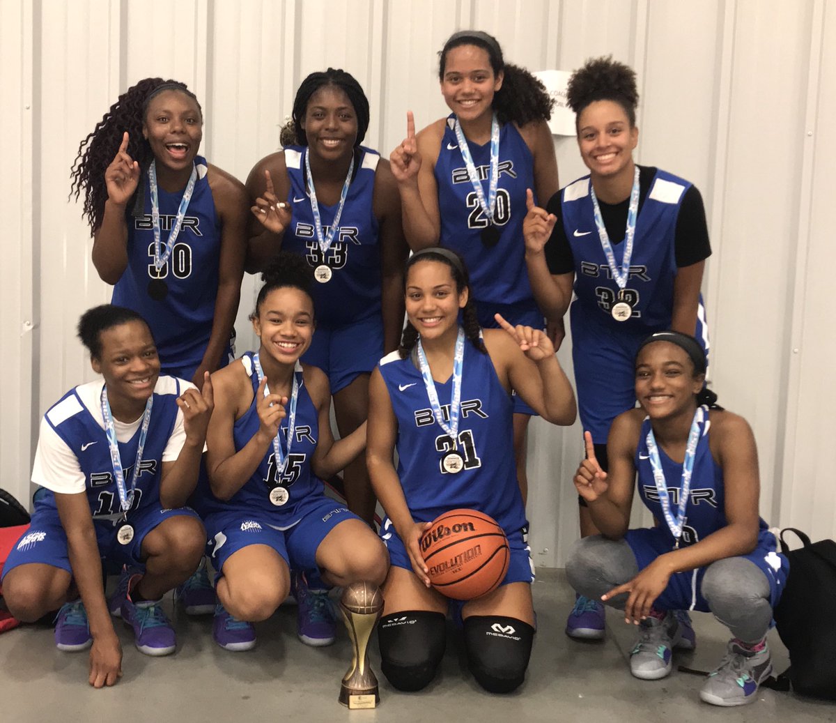 BTR_OK_Girls's tweet image. ⚫️🔵⚪️ THREEPEAT!!! 
BTR 17u Back to Back to Back MAYB Summer Kickoff Champions! #theBTRWay #Threepeat #WeOnlyKnowOneWay  #MAYBSummerKickOff #MAYB #MAYBBasketball @jessikaevans20