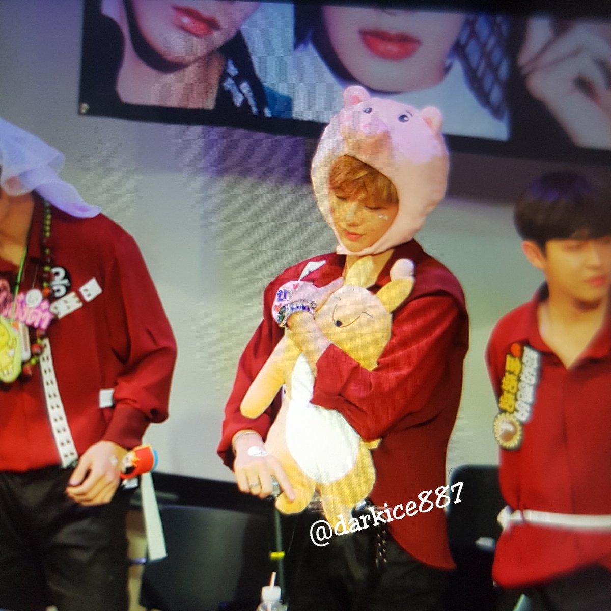 darkice887's tweet photo. 180610 광화문 팬싸 DANIEL AH, I didnt expect u to love kangaroo (my 1st fansign &amp; gift) to u. I'm so happy to see u hugging &amp; playing with it! I ❤ u! 

Anyone who have videos &amp; photos of him with it do tag me thanks!! I'll love to see them❤
#강다니엘 #워어원 #다니엘 #kangdaniel https://t.co/qN7JNxWgHy