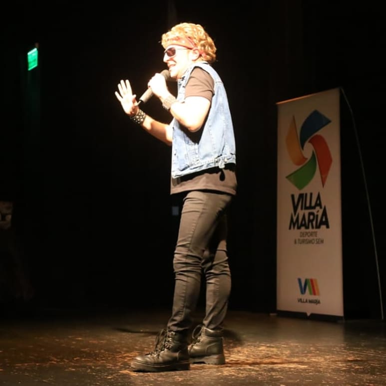 AgCbaCultura's tweet photo. #Anoche #PensarConHumor2018 llegó a #VillaMaria Adrián Gómez se presentó en el Centro Cultural Leonardo Favio en el marco del Festival más divertido de la provincia de Córdoba😁Estuvieron presentes la presidenta de @AgCbaCultura @NoraBedano y el vocal @mhbovo
#FindeCultural https://t.co/dZzjM01yks