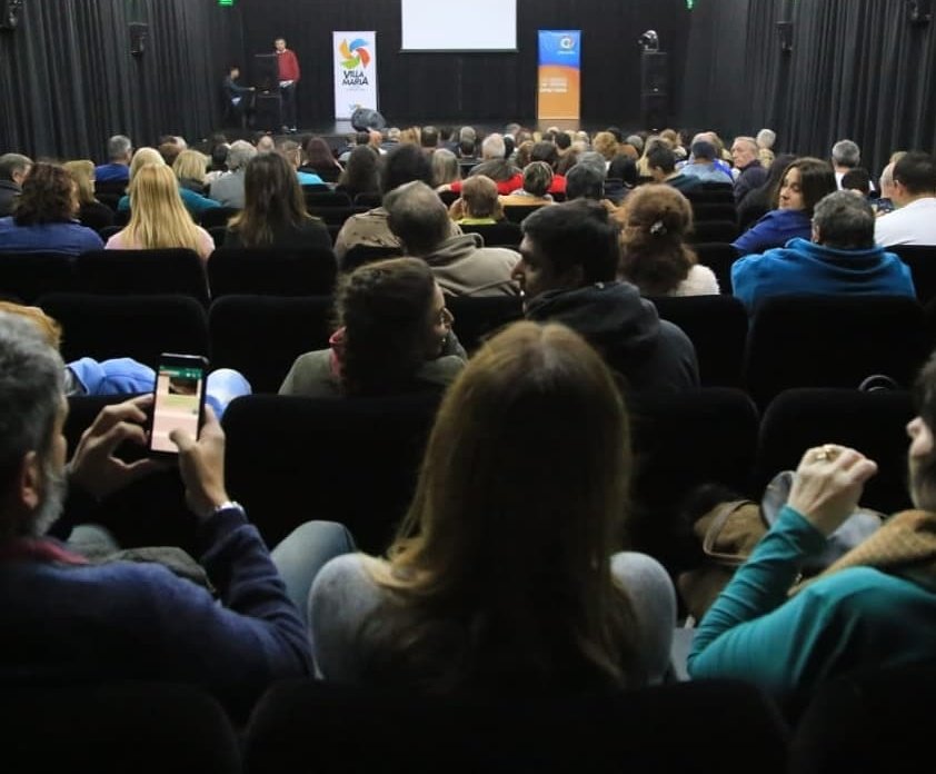 AgCbaCultura's tweet photo. #Anoche #PensarConHumor2018 llegó a #VillaMaria Adrián Gómez se presentó en el Centro Cultural Leonardo Favio en el marco del Festival más divertido de la provincia de Córdoba😁Estuvieron presentes la presidenta de @AgCbaCultura @NoraBedano y el vocal @mhbovo
#FindeCultural https://t.co/dZzjM01yks