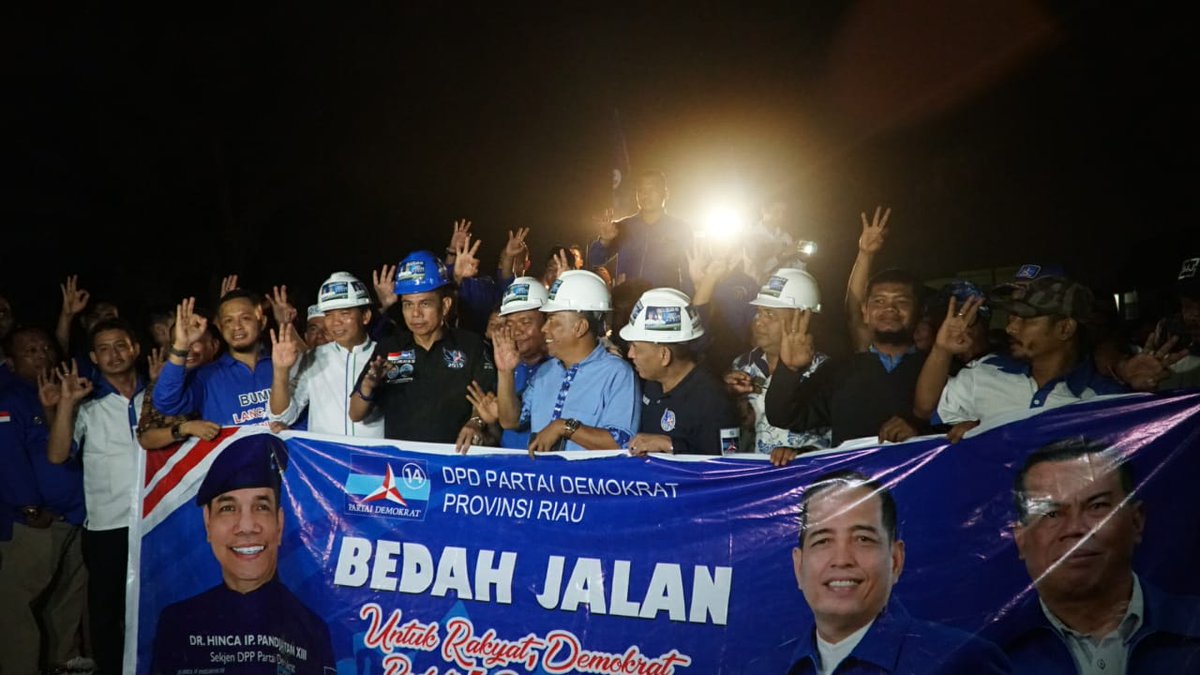 hincapandjaitan's tweet photo. Menjelang Tengah Malam #DemokratBedahJalan hadir di Provinsi Riau. Kami tak perduli malam sudah larut asal besok pagi rakyat Kelurahan Sidomulyo Barat di Pekanbaru sudah menikmati jalan yg mulus. https://t.co/eCSAtLJ9IS
