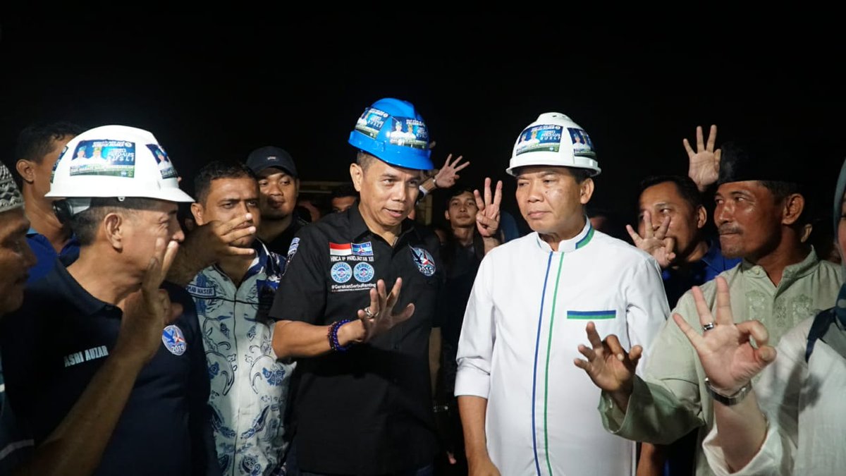 hincapandjaitan's tweet photo. Menjelang Tengah Malam #DemokratBedahJalan hadir di Provinsi Riau. Kami tak perduli malam sudah larut asal besok pagi rakyat Kelurahan Sidomulyo Barat di Pekanbaru sudah menikmati jalan yg mulus. https://t.co/eCSAtLJ9IS