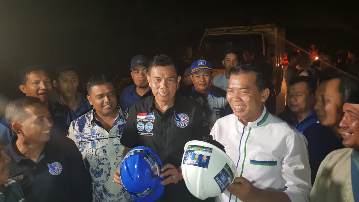 hincapandjaitan's tweet photo. Menjelang Tengah Malam #DemokratBedahJalan hadir di Provinsi Riau. Kami tak perduli malam sudah larut asal besok pagi rakyat Kelurahan Sidomulyo Barat di Pekanbaru sudah menikmati jalan yg mulus. https://t.co/eCSAtLJ9IS