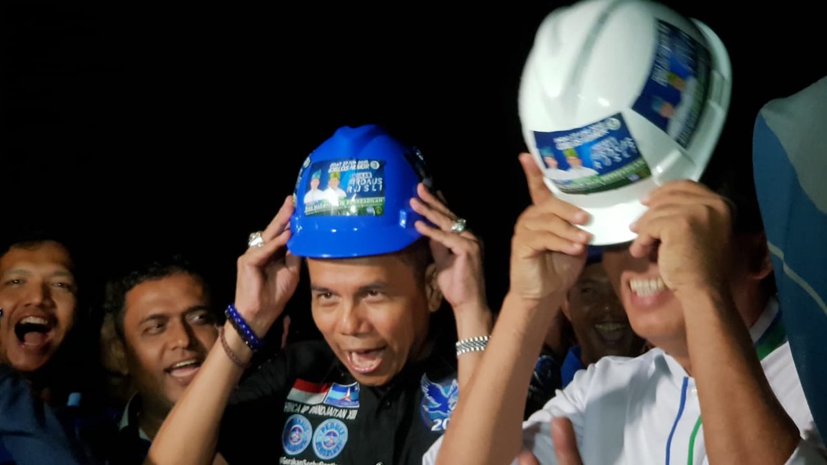 hincapandjaitan's tweet photo. Menjelang Tengah Malam #DemokratBedahJalan hadir di Provinsi Riau. Kami tak perduli malam sudah larut asal besok pagi rakyat Kelurahan Sidomulyo Barat di Pekanbaru sudah menikmati jalan yg mulus. https://t.co/eCSAtLJ9IS