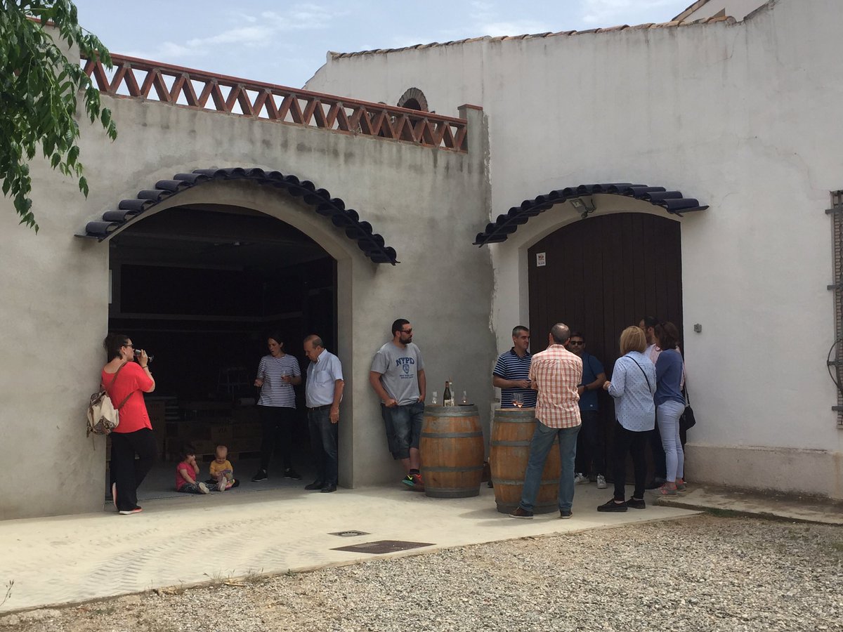 Descorchalocom's tweet photo. @Descorchalocom visita a Celler #triasvia amb Josep @peptrias @triasbatlle , gracies per tot!!! @dopenedes https://t.co/s5qf1wPl8G