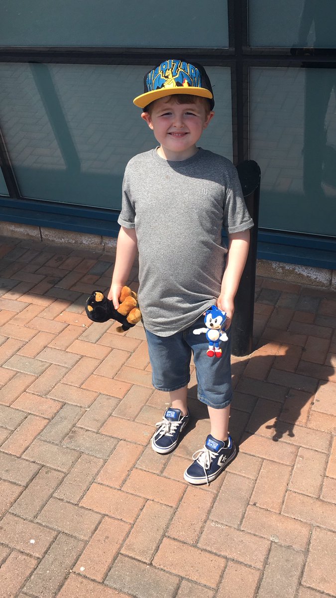CurtlePower666's tweet image. Big thanks to the two men that give my boy tokens in bowlplex Merthyr. He got 3 Sonics for the family. 3 happy boys tonight. #GoodPeople #JustBeNice #Sonic #Merthyr #Bowlplex #SonicsAllAround