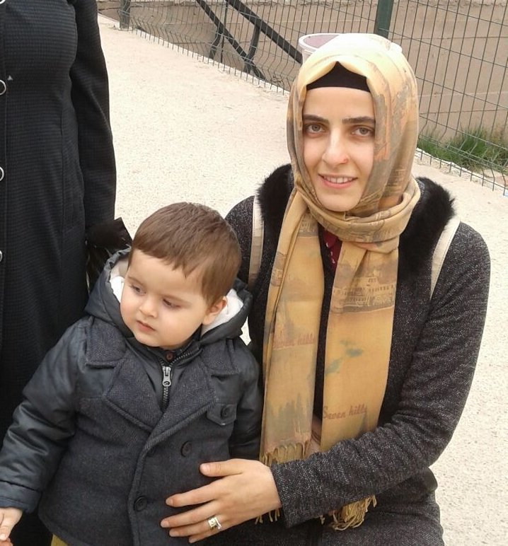 Mehmet Çelik(30)

Akciğer hastasıydı.

OHAL sürecinden dolayı tedavisini takip edemedi.

2. ameliyatında hayatını kaybetti.

Bugün Hatay'da cenazesi vardı.

Eşi Esra Çelik'te mezarlıkta gözlatına alınarak Manisa'ya götürüldü.

Yusuf bebek yetim kaldı.Annesi de uzaklara götürüldü.