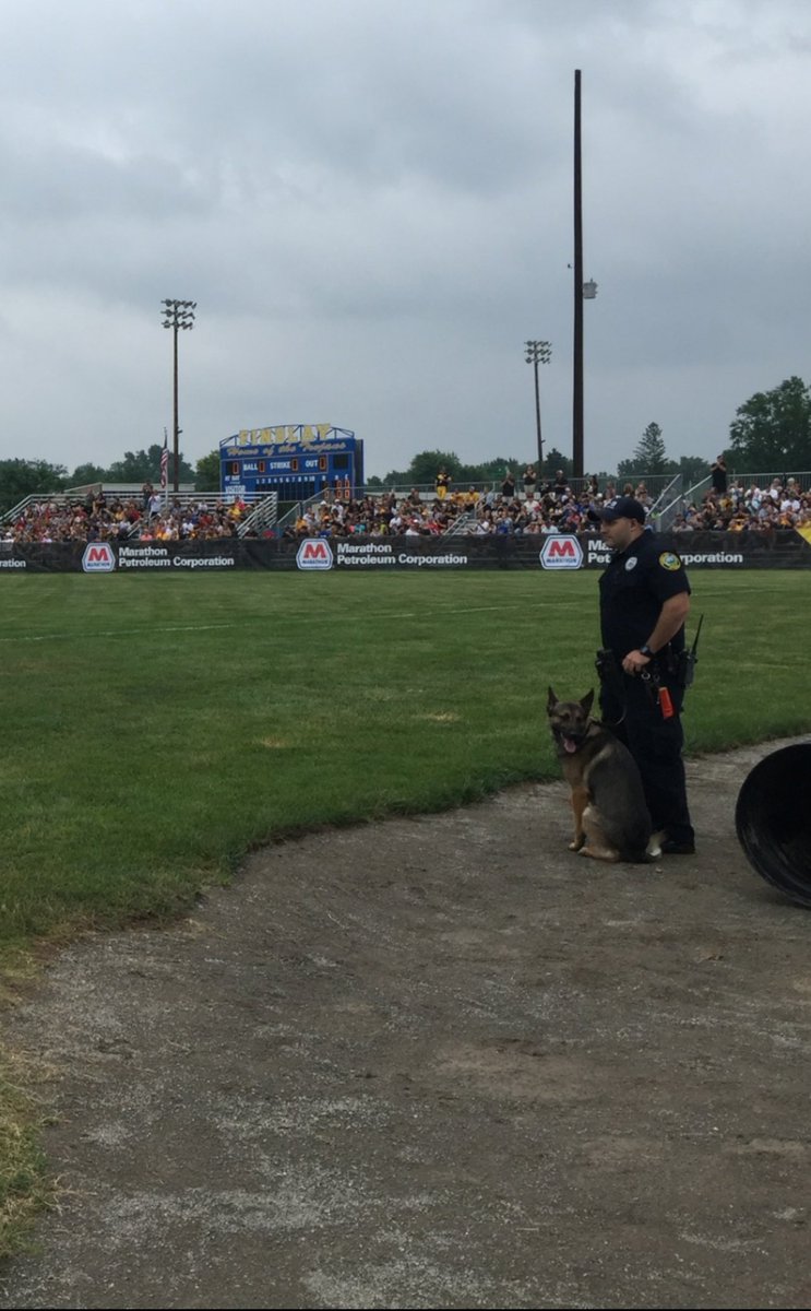 _BigBen7's tweet image. Officer Atkins &amp;amp; K9 Deke are ready for the  #BenRoethlisbergerFoundation Charity Celebity Softball game to begin! #Findlay @givingbackfund