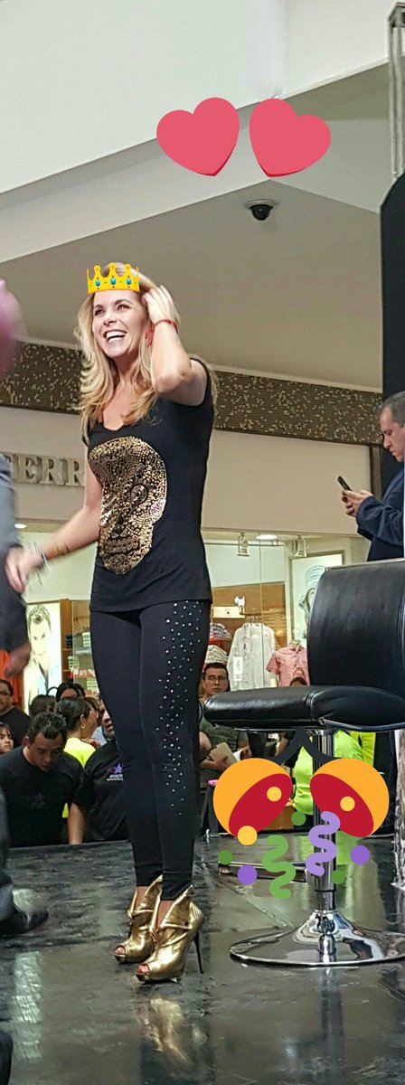 Mrciasi10's tweet image. Não importa onde seja  como for ela é #Reina sempre!!Já  estou ansiosa para vê minha Ídola Gata @LuceroMexico sendo #coroada como #Reina do #CarnavalCarolina2018 Além de cantar seus grandes sussesos #MasEnamorada hoje o Domingão promete com tantas emoções Amo