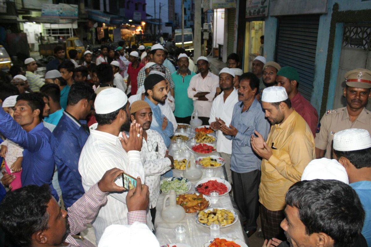 _MirzaRahmath's tweet photo. Sadar-E-Mohtaram Janab Naqeeb-E-Millat Alhaj Barrister Janab @asadowaisi Sahab ki Hidayat par  aaj Goshamahal  Constitutency me Natraj Nagar Janab Mohd Mazhar Sahab Branch Sadar House me dawat e iftar shirkath  kiye Dattatreya Nagar division me Janab Mohd Yousuf Sahab Corporator https://t.co/W1u3kjCB1H