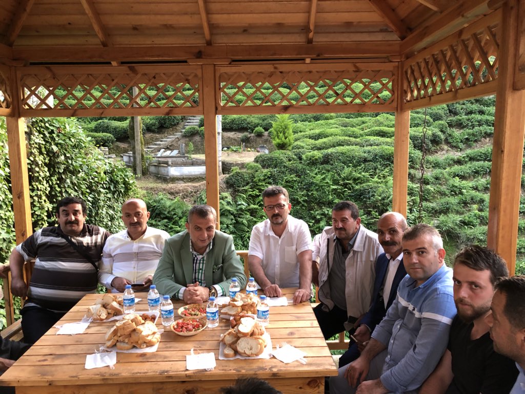 Rize Çayeli Derecik köyünde akrabalarımız ile iftar sofrasındayız.