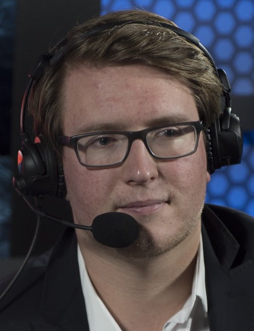 Mathueias's tweet photo. Kunne @rizcgg ikke minde om en ung John Oliver? #dr3cs https://t.co/lRUI11OY0A