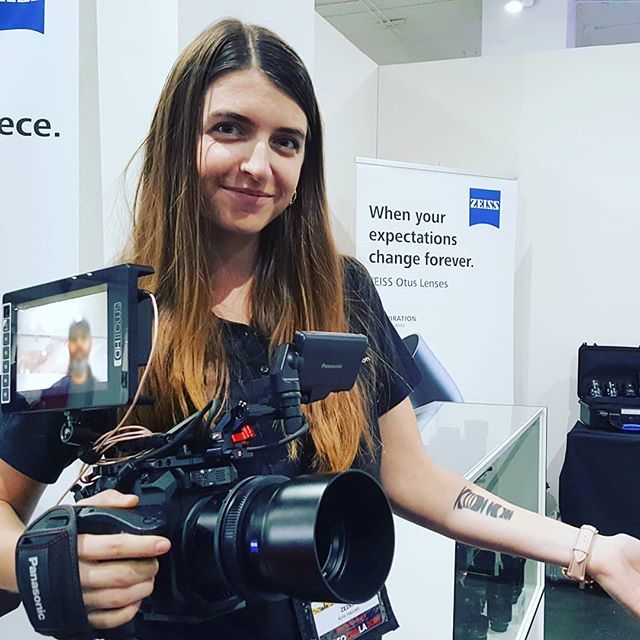 osmotw's tweet photo. Be sure to catch up with @kyliehazzard as she makes the rounds at @samys_camera #photocon! Make sure to ask her about the @zeisscameralenses #otus lens for videography! https://t.co/cKnQC9cW2o https://t.co/BUDOR3O2w4