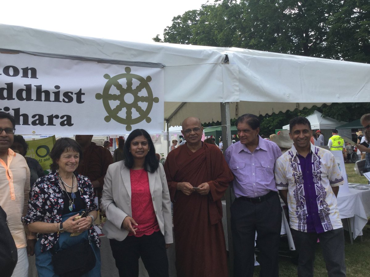 RupaHuq's tweet photo. Good to meet friends old and new @BedfordParkFest now in its 52nd year running including @TorinDouglas who put the whole thing together. Proud to present footy trophy to Mighty Eagles, 1st in 2 day tournament with 32 teams and 205 kids participating https://t.co/gkIEkn5TYg