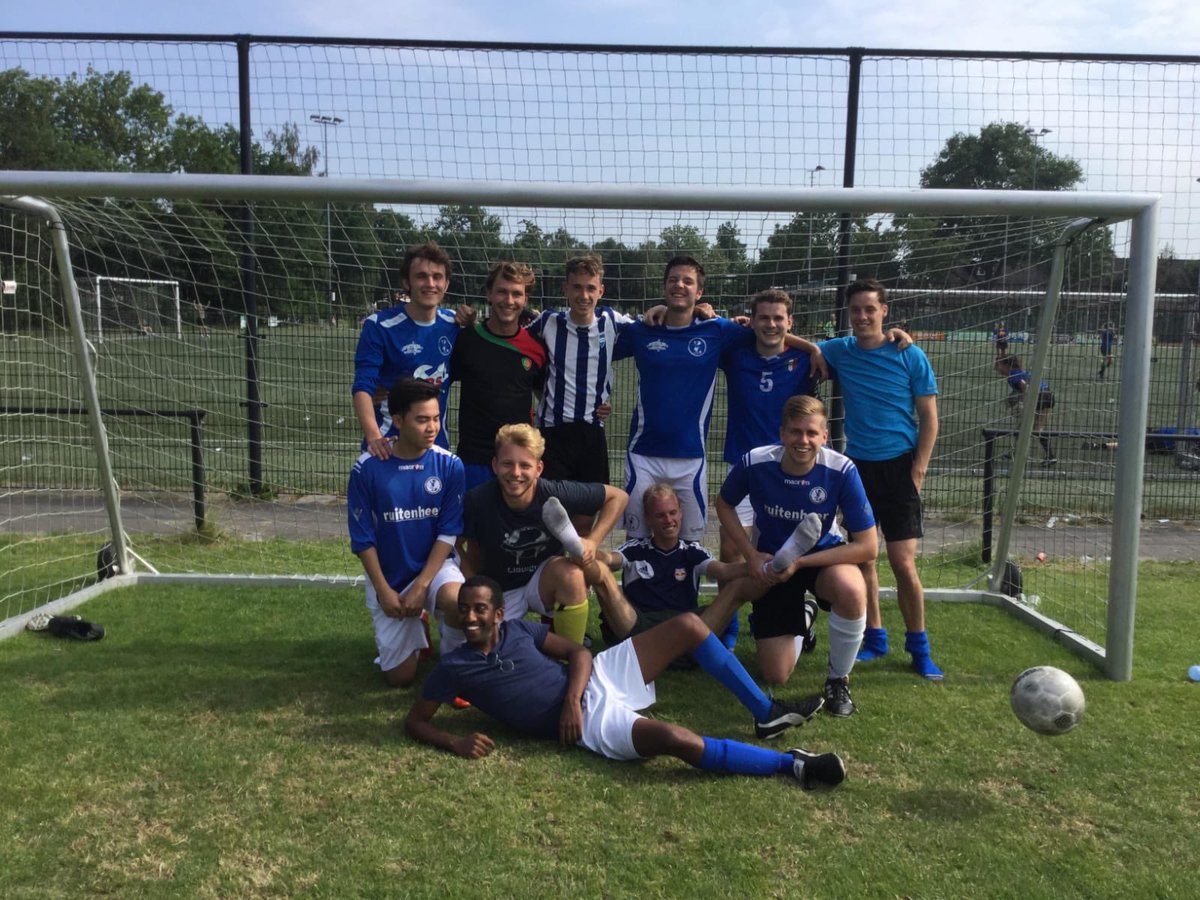 While my boy Narra won redbullstrijders yesterday, <a href="/EZ_Crumble/">EZ_Crumble</a> (far left) and I (middle) played a soccer tournament and mainly drunk a lot of beer. Weekend was good for me 😇