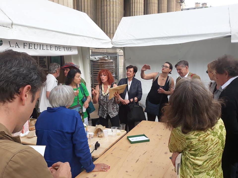 FannyDurousseau's tweet photo. De très beaux souvenirs du @MDLPParis  Marché de la Poésie cette année.
Retrouvez le livre 28 plumes et un pinceau dans lequel je fournis une enthousiaste contribution poétique. 
Avec @ChrisDiard Un grand merci à Pierre Zanzucchi et aux éditions la Feuille de Thé. #poesie https://t.co/PYq8zQI352