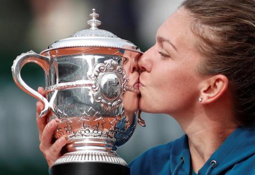 FonsiLoaiza's tweet photo. Simona Halep y Rafa Nadal han ganado el mismo premio económico por conquistar Roland Garros (2,2M€). Así debería ser en todas las disciplinas deportivas. https://t.co/KVFMTzVSmX