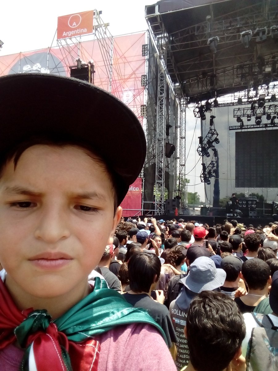 dmnterrible's tweet photo. Me moje está un calor pero gracias @Tavaresmaxima @josedpalazzo por hacer el @CosquinRockMx ya vi a los @MolotovBanda https://t.co/ih48UjiKyJ