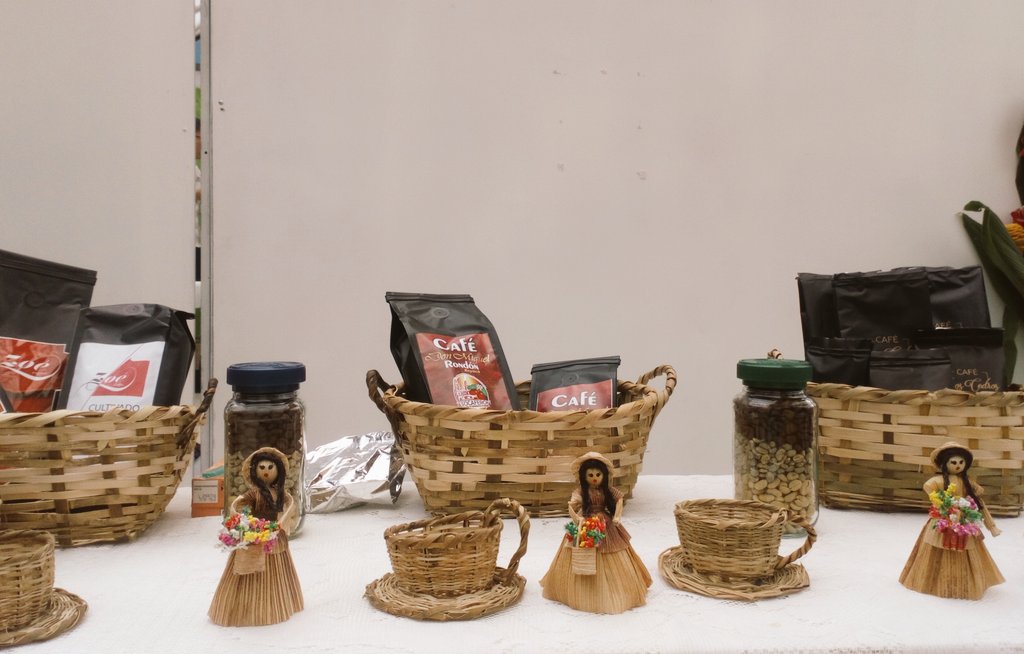 En el #TerritorioBicentenario son más de 120 años de tradición los que han consolidado una cadena productiva de café boyacense de calidad, especial y exportable, motivo de orgullo para 12.363 hogares productores / #BoyacáEsCafé ☕ 💕