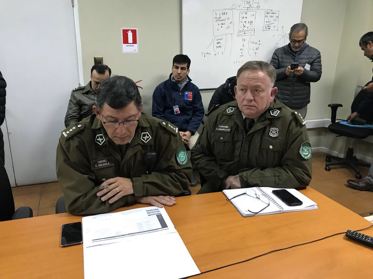 ServiuRM's tweet photo. [Ahora] Directora(s) y funcionarios de #ServiuMetropolitano en Mesa Técnica de trabajo #OnemiRM para verificar estado de rutas y lineamentos a seguir para las próx. horas. Participan @KarlaEnAccion @IntendenciaRM @SISS_CHILE  @Carabdechile #ProgramaInvierno2018 #ServiuEnTerreno https://t.co/F809JDUUrL