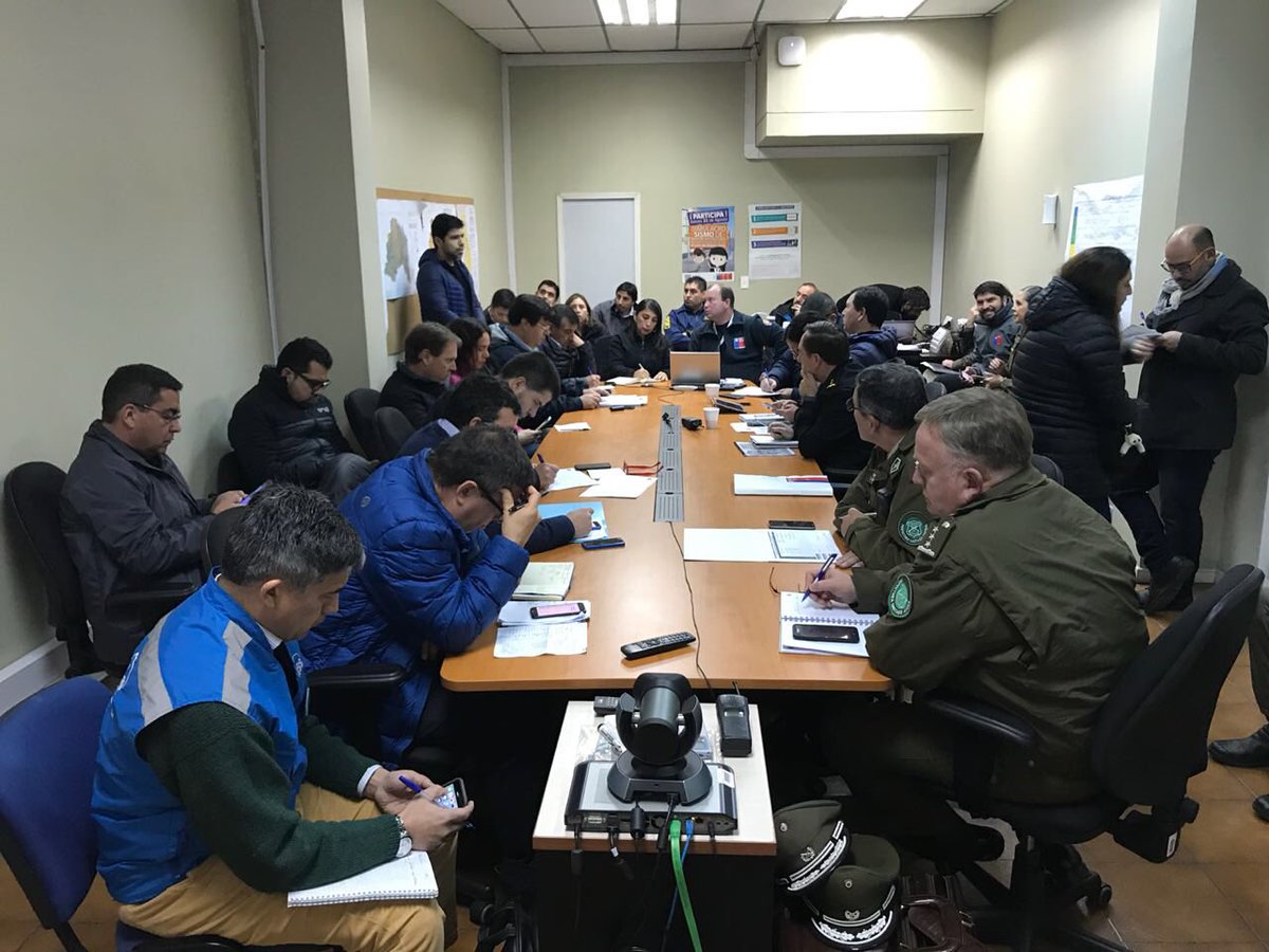 ServiuRM's tweet photo. [Ahora] Directora(s) y funcionarios de #ServiuMetropolitano en Mesa Técnica de trabajo #OnemiRM para verificar estado de rutas y lineamentos a seguir para las próx. horas. Participan @KarlaEnAccion @IntendenciaRM @SISS_CHILE  @Carabdechile #ProgramaInvierno2018 #ServiuEnTerreno https://t.co/F809JDUUrL
