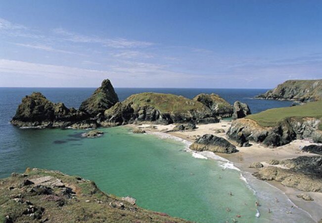 ILoveCornwallUK's tweet photo. Don’t forget that @PoldarkTV is back on our screens tonight! Make sure you tune in to BBCOne at 9PM. Here’s some of our favourite Poldark filming locations 😍 #Poldark #Cornwall https://t.co/7szLgg8s2N