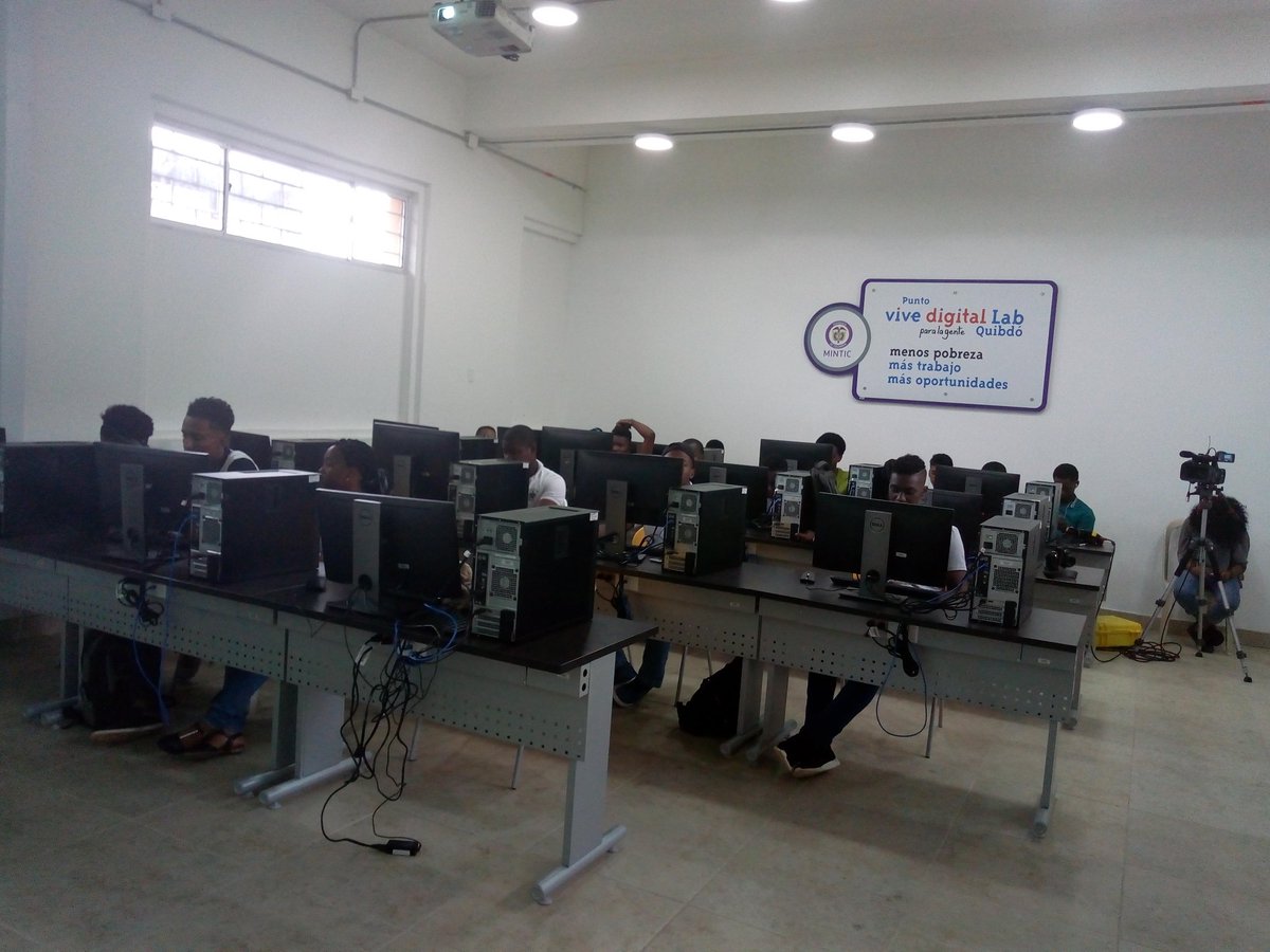 _DaniPB's tweet photo. Tercer día en la #hackdoconf @H4ckdo
Excelentes talleres para hoy https://t.co/LMgk6D8EQt