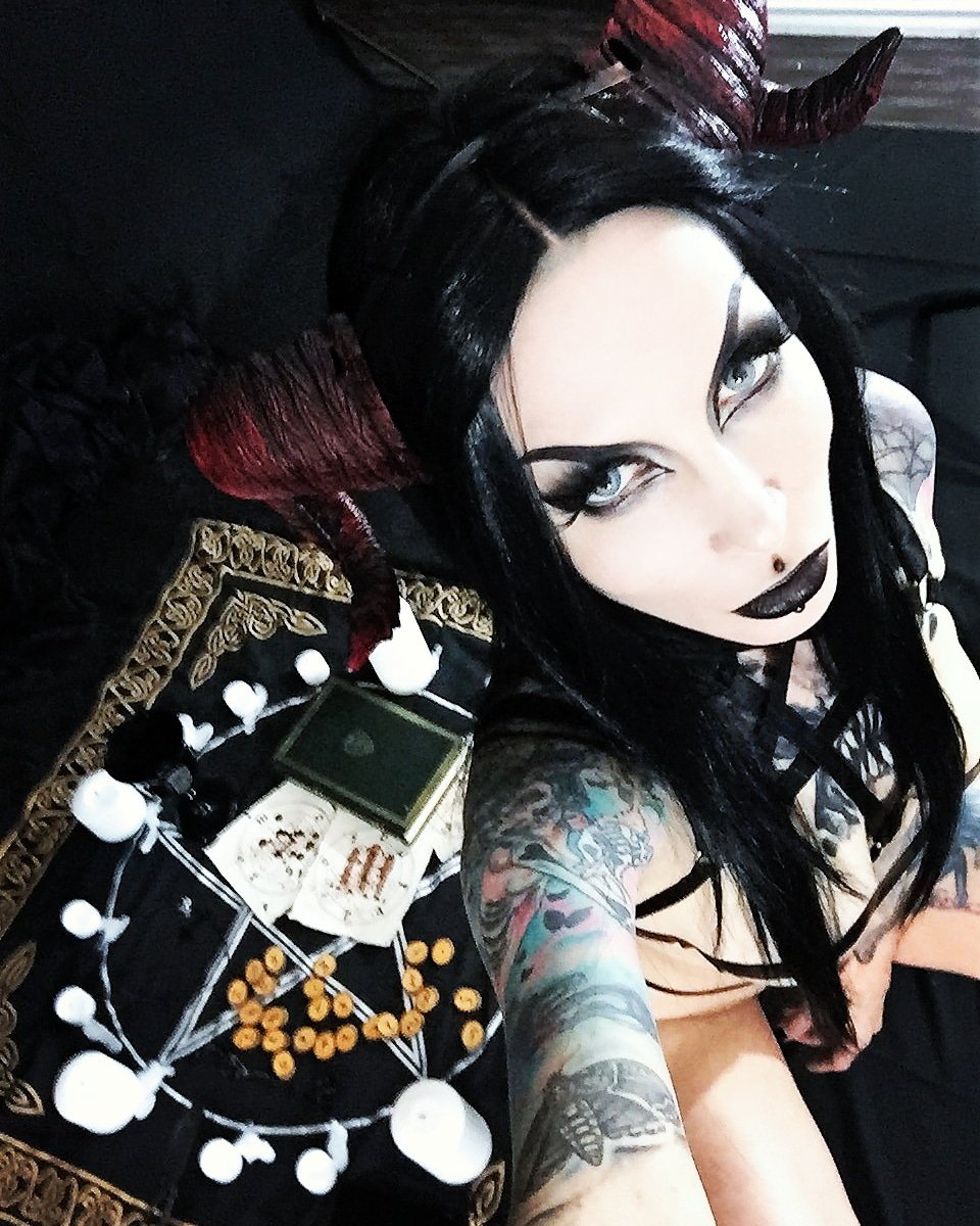 RazorCandi $5 ONLYFANS 50% OFF! on Twitter: "#Horns up 🤘 Have a wicked