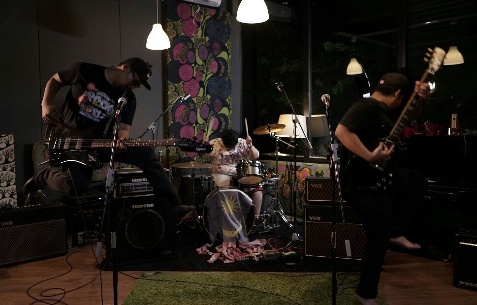 carthreenaband's tweet photo. Coming soon..
New music video from Carthreena. Stay tune..
#Carthreena
#Malaysia
#BreatheForTomorrow
#MakeEmoGreatAgain https://t.co/HXYekFqdpA
