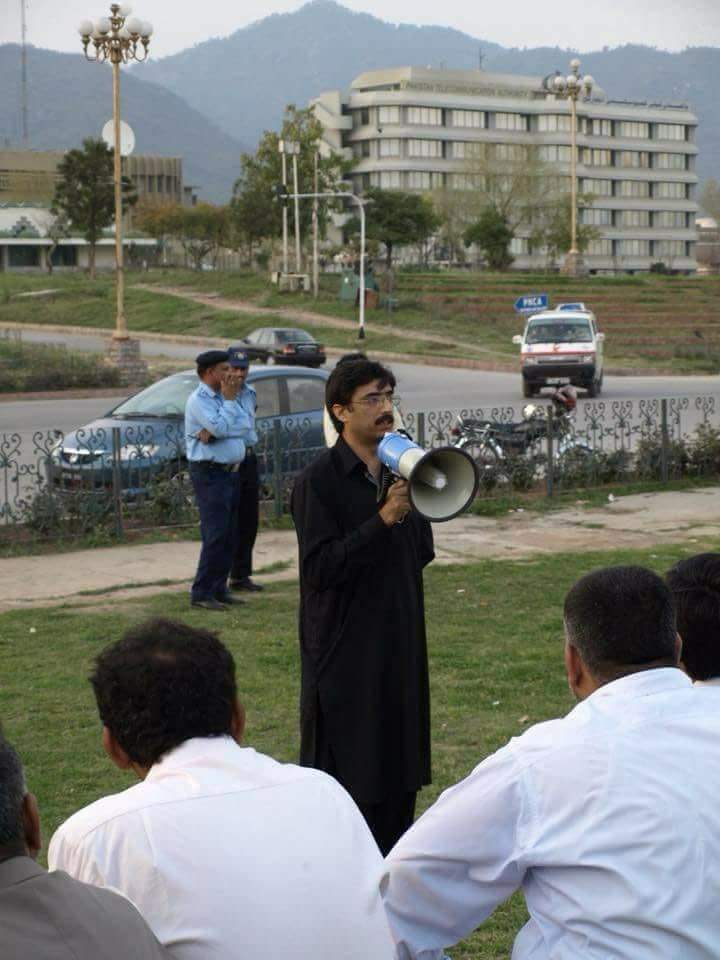 MSudager's tweet photo. #pp36OnlyMeyer خان صاحب جب آپکی آواز پر صرف چند لوگ نکلتے تھے تب ب��ی یہ مرد مجاہد آپکی آواز ہر لبیک کہتا ہوا باہر نکلتا تھا,
ٹکٹ اس کا حق ہے جو کہ ملنا چاہئے https://t.co/sgNhGQ3xlM