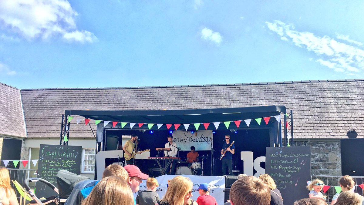 Wedi mwynhau yn Gwyl Cefni ddoe. Cerddoriaeth gan <a href="/OMALOMAband/">OMALOMA</a> a cwrw da gan y <a href="/BullHotel1/">Bull Hotel</a> Llangefni. Great beer and music at The Bull, Llangefni yesterday for Gwyl Cefni. Very much enjoyed Omaloma’s set.